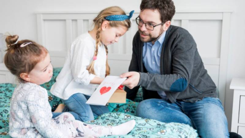 Famousparenting: Effective Strategies for Raising Happy and Responsible Child