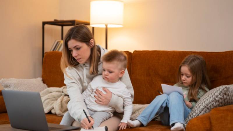 Mom FamousParenting: A Complete Guide to Modern Motherhood and Effective Parenting