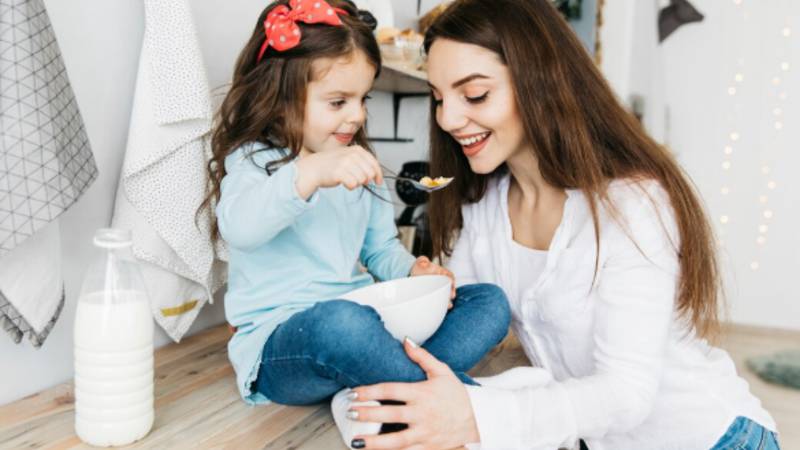 FamousParenting MomLife: The Ultimate Guide to Modern Motherhood, Parenting & Self-Care