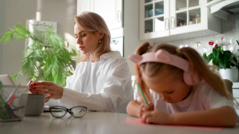 FPMOMLIFE Advice Tips by FamousParenting: Simple Ways to Make Mom Life Easier